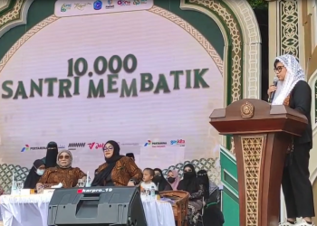 Pecahkan Rekor Dunia, 10 Ribu Lebih Santri Lirboyo Membatik Masal di Lapangan Muktamar