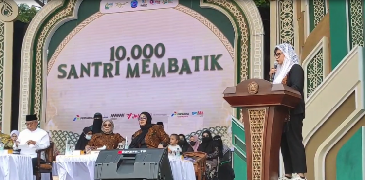 Pecahkan Rekor Dunia, 10 Ribu Lebih Santri Lirboyo Membatik Masal di Lapangan Muktamar