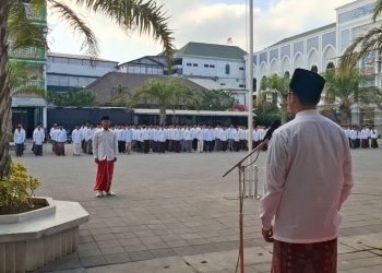 Mengenang Jasa Ulama Lawan Penjajah, Ribuan Santri Lirboyo Gelar Upacara Berbusana Sarung dan Peci