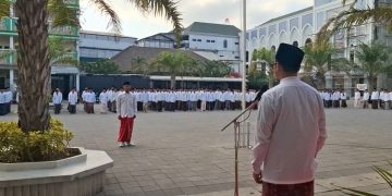 Mengenang Jasa Ulama Lawan Penjajah, Ribuan Santri Lirboyo Gelar Upacara Berbusana Sarung dan Peci
