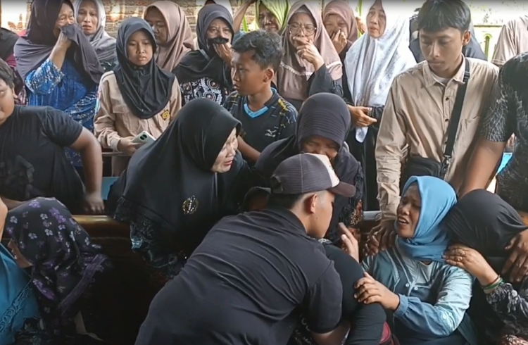 Isak Tangis Sambut Jenazah Korban Kapal Virgo Transport 8 di Tulungagung, Dinsos Siapkan Pendampingan