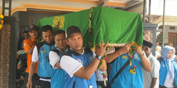 Isak Tangis Sambut Kedatangan Jenazah Korban Kapal Virgo Transport, Dimakamkan di Blitar