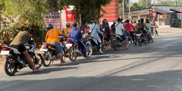 BBM Subsidi Langka, Antrean Mengular hingga Meluber ke Jalanan Blitar