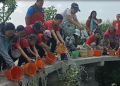 Lestarikan Lingkungan dan Pupuk Kebajikan, Umat Buddha Tulungagung Lepas Ribuan Ikan dan Belut ke Sungai