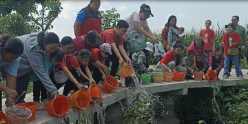 Lestarikan Lingkungan dan Pupuk Kebajikan, Umat Buddha Tulungagung Lepas Ribuan Ikan dan Belut ke Sungai
