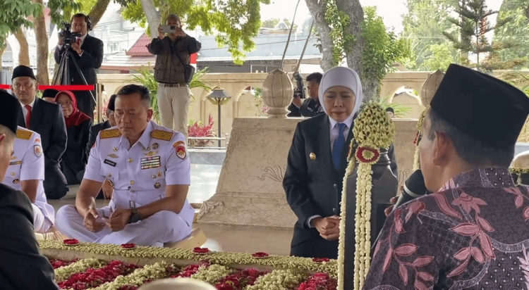 Menjemput Berkah di Bumi Bung Karno, Khofifah Ziarah ke Makam Proklamator Awali HUT Jatim
