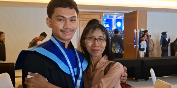 Membuktikan Keterbatasan Bukan Penghalang, Anak Pekerja Rumah Tangga Raih Predikat Wisudawan Terbaik UNP Kediri